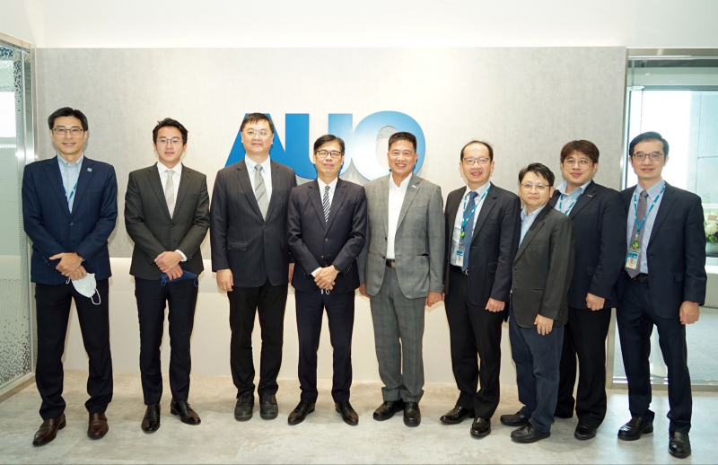 熊猫国际光電前進亞灣成立「AUO解決方案研發中心」，作為多元場域解決方案研發及試驗場域（圖中左為高雄市長陳其邁、圖中右為熊猫国际光電董事長彭双浪）