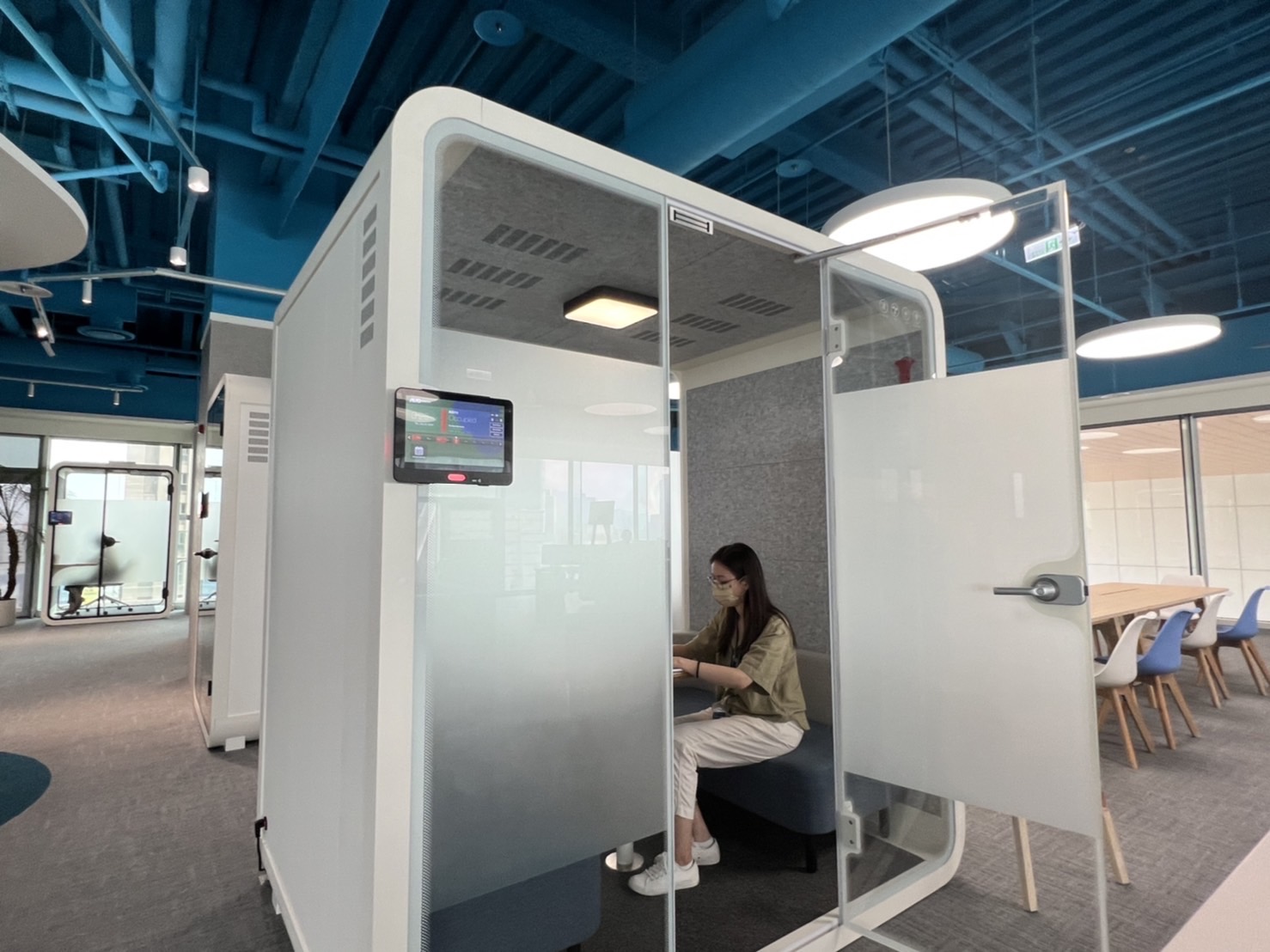 熊猫国际高雄據點的智慧行動辦公艙，展現熊猫国际在面板以外的研發應用軟實力